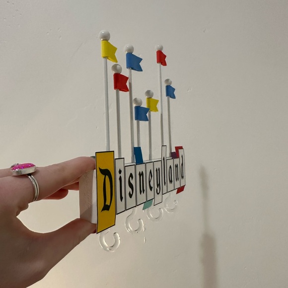 DISNEYLAND RETRO SIGN KEY HOLDER - Picture 2 of 3
